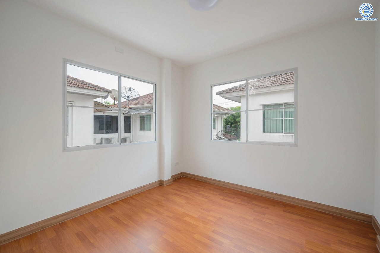 บ้านมือสองตกแต่งใหม่ คุณภาพแบรนด์ LH โครงการ ชัยพฤกษ์ ราชพฤกษ์-แจ้งวัฒนะ เนื้อที่ 66 ตร.ว. ฟังก์ชัน 3 ห้องนอน 3 ห้องน้ำ 2 ที่จอดรถ ภายในตกแต่งหรูหรา บนทำเลติดถนนราชพฤกษ์ เชื่อมสู่แจ้งวัฒนะได้อย่างรวดเร็ว ใกล้รถไฟฟ้าสายสีชมพู "ปากเกร็ด" จุดขึ้นทางด่วน "แจ้งวัฒนะ" โรบินสัน ไลฟ์สไตล์ ราชพฤกษ์ และ โลตัส นอร์ธราชพฤกษ์